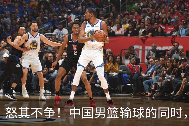 怒其不争！中国男篮输球的同时，日本替补席做出哭鼻子的嘲讽动作